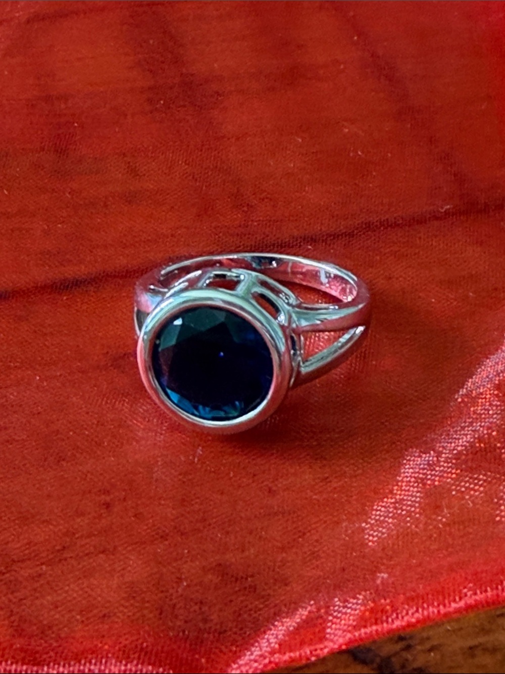 Vintage Elegant 925 Sterling Silver and‎ Blue Crystal Gemstone Ring size 9